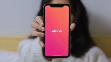 Tinder usará escaneo de iris para verificar que eres humano: así es su alianza con World, el proyecto de Sam Altman
