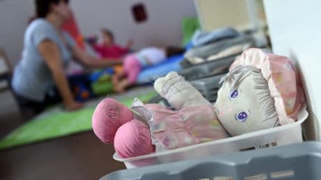 "Préoccupant et grave": venu chercher son petit-fils à la crèche, un grand-père ramène par erreur un autre bébé