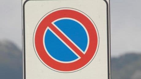 Tagliando falso per parcheggiare nei posti per disabili: nei guai un quarantenne a Diano Marina