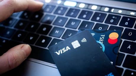 Mehr als drei Wochen Wartezeit - Kunden warten oft ewig auf neue Kreditkarte