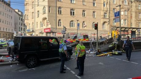 Baden-Württemberg: Auto fährt in Menschenmenge - Drei Schwerverletzte