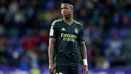 Cinco aficionados del Real Valladolid aceptan un año de prisión y multas por insultos racistas a Vinicius