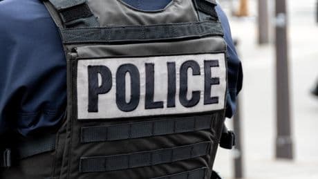 Vague d’interpellations après les attaques contre des prisons