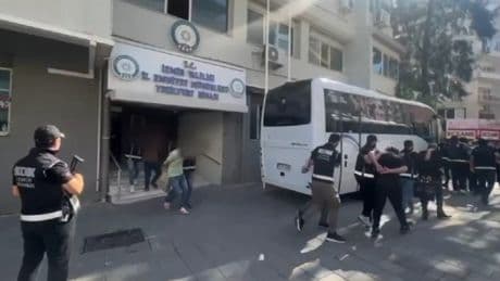 İzmir’de silahlı suç örgütüne şafak operasyonu: 17 tutuklama