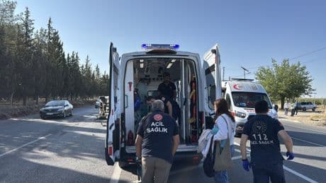 Biçerdöverle çarpışan otomobildeki 6 kişi yaralandı