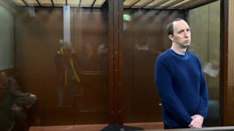 El estadounidense acusado de agredir a una agente rusa e internado en un psiquiátrico recibe el alta y abandona Rusia