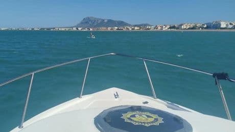 Rescatan a dos menores arrastrados un kilómetro mar adentro sobre una tabla hinchable en Dénia