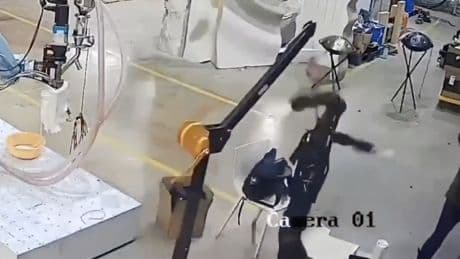 Cina: robot umanoide si ribella e attacca gli operatori in fabbrica
