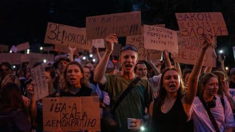 „Schande, Schande“: Große Proteste in Kiew gegen Präsident Selenskyj