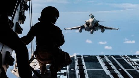 Un "lien inédit" et 17 milliards d'euros: l'Indonésie attend toujours ses premiers Rafale de 2022 mais passe de copieuses nouvelles commandes