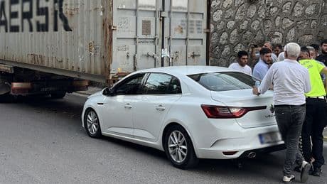 Rampa aşağı inen tırın dorsesindeki konteyner, başka aracın üzerine kaydı