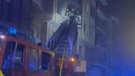 Un niño de 5 años lucha por su vida en la UCI tras quedarse solo en un incendio: “Nos fuimos a por una pizza”