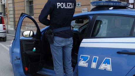 Roma, partorisce un bimbo e lo getta (ancora vivo) nel water: trovato morto in un tombino, arrestata la mamma