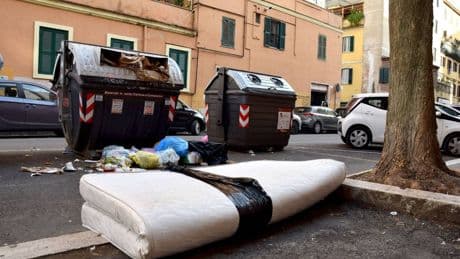 Autovelox, rifiuti, case sfitte e animali: occhio alle sanzioni con cui i Comuni cercano di fare cassa