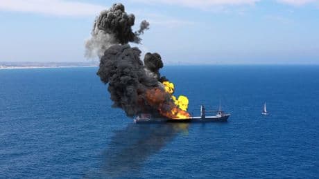 «Il fait partie de la flotte fantôme russe» : un pétrolier de 180.000 tonnes explose mystérieusement en Méditerranée