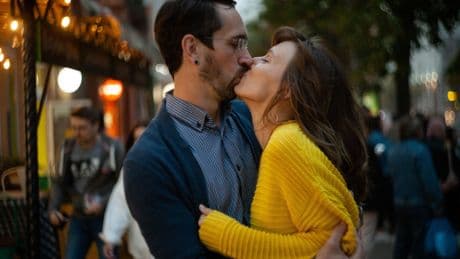 Cuando querer no es suficiente: la Teoría del Apego explica por qué el amor a veces no encaja