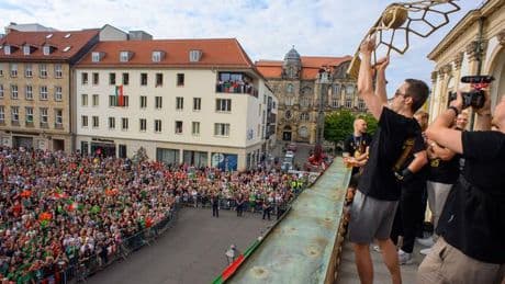 Handball: SC Magdeburg feiert Champions-League-Sieg mit tausenden Fans