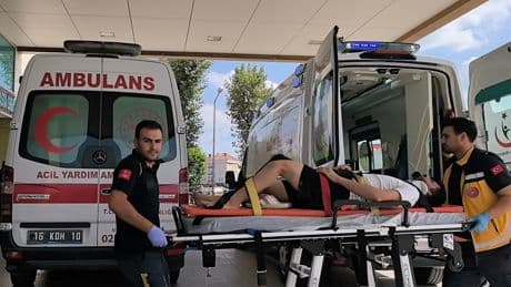 Bursa’da üzerine kum dolu demir kova düşen inşaat işçisi yaralandı