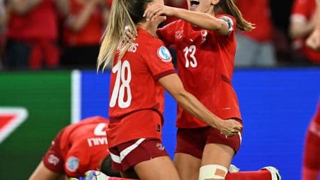 Schweizer Kapitänin Lia Wälti: „Kein Mensch ist so viel wert, wie ein Fußballer verdient“