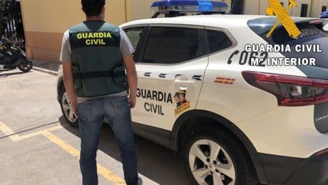 Arrestado por amenazar con un hacha a varios guardias civiles en Roquetas de Mar