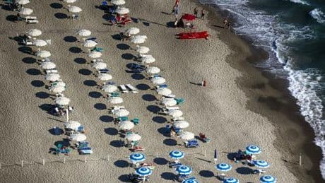 Vacanze, spiagge vuote e montagne piene: dalla Romagna alle coste laziali, ombrelloni chiusi e lettini vuoti