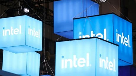 Intel accélère sa restructuration face au boom de l’IA et à la concurrence de Nvidia