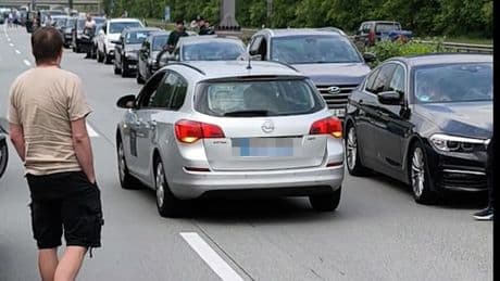 Unfassbar! - Rowdy flüchtet als Geisterfahrer durch Rettungsgasse