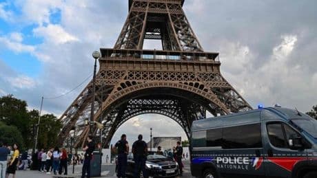 Detienen a dos hombres que saltaron en parapente desde la Torre Eiffel