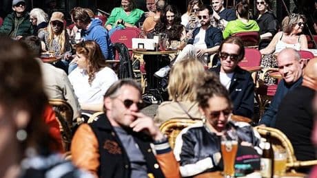 ’Dan is het heerlijk weer om het terras op te zoeken’