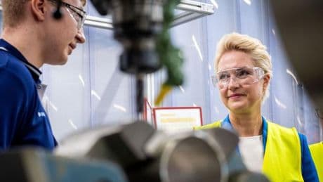 Berufsorientierung: Schwesig wirbt für Firmen-Patenschaften mit Schulen