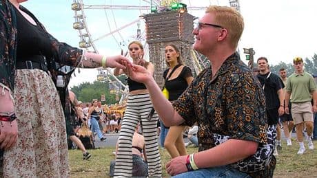 Pärchen aus Geldern: Heiratsantrag bei Parookaville – Luca geht auf die Knie und seine Anna sagt „Ja!“