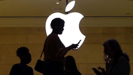 Acquisition ou partenariat ? Apple pèse ses options afin de rattraper son retard en IA
