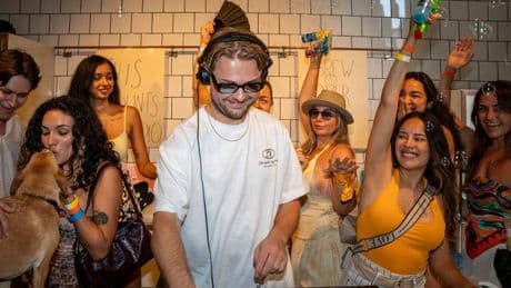 Así son las 'coffee raves', las fiestas matutinas de moda en Barcelona para bailar con DJ y café en la mano