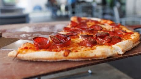 Ohne Hefe: So schmeckt Pizzateig wie vom Italiener