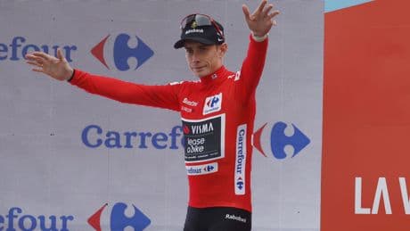 LIVE Vuelta: leiders verliezen halve minuut door pro-Palestijnse protesten, renners op Angliru