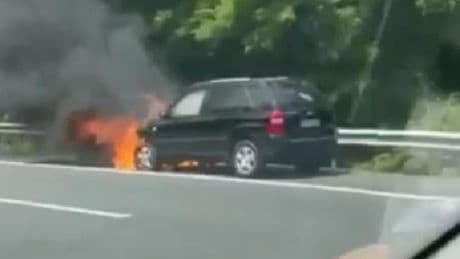 Un coche incendiado obliga a cortar dos carriles en la carretera de Ugao-Miraballes