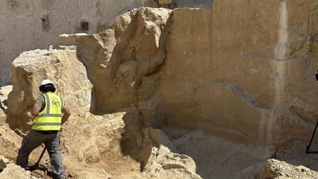 La obra de un edificio destapa una cantera romana en Montjuïc