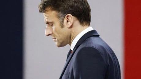 Son dakika haberler! Fransa'da siyasi deprem: Hükümet düştü, Macron köşeye sıkıştı