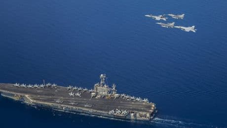 Deux fois en une semaine: la marine américaine vient de reperdre un avion à 60 millions dollars sur le même porte-avions
