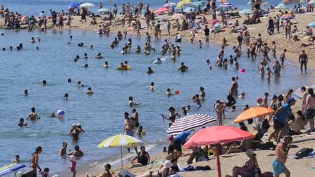 El turismo frena su crecimiento en junio pese a superar su anterior récord