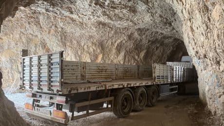 Tır tünelde sıkıştı... Tarihi yol ulaşıma kapandı