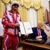 Comment Donald Trump met en scène la signature de ses décrets