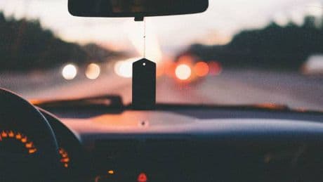 Occhio a lanciare i rifiuti dall'auto: rischi multe fino a 18mila euro o l'arresto