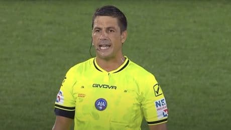 Var, la foga dell'arbitro Manganiello nell’annuncio alla stadio: il web si scatena