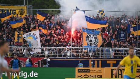 Polizei ermittelt - MDR-Reporter bei Spiel von Lok Leipzig angegriffen