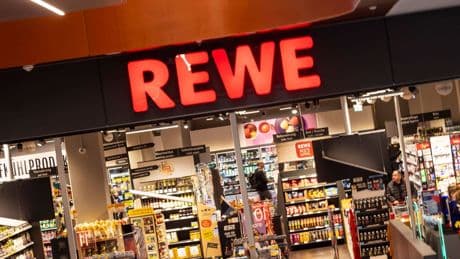 Rewe in Berlin: Mitarbeiter ohrfeigt Frau – Video entsetzt Tausende