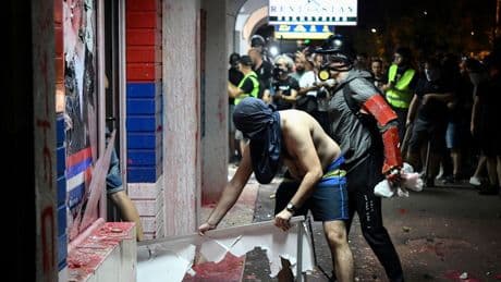 Opnieuw rellen in Servië, kantoor regeringspartij geplunderd