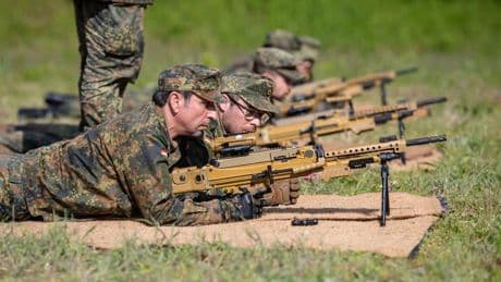 Verteidigung: Umfrage: Mehrheit würde im Kriegsfall nicht zu Waffe greifen