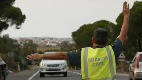 Brutal accidente en Paradinas con dos mujeres y un hombre heridos: uno de los vehículos volcó tras el impacto