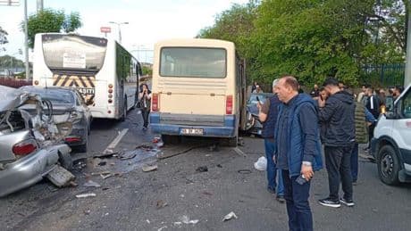 Minibüs, kırmızı ışıkta bekleyen araçlara çarptı: 14 yaralı